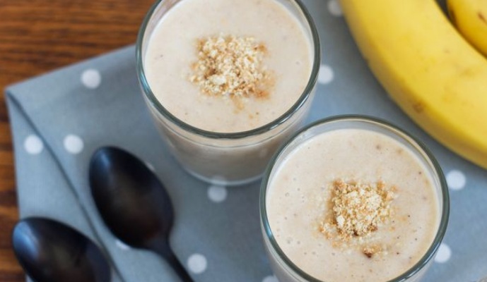 Milkshake with Banana, Raisins and Cookies
