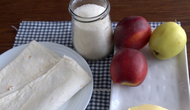 Sweet Pita Roll with Nectarines and Apples step 1