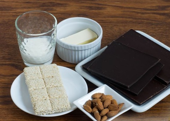 Chocolates with Sesame Seeds and Almonds step 1