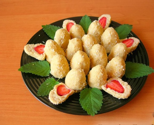 Cookies and Cottage Cheese Sweets with Strawberries