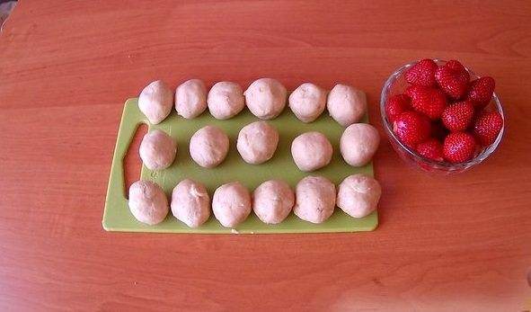 Cookies and Cottage Cheese Sweets with Strawberries step 4