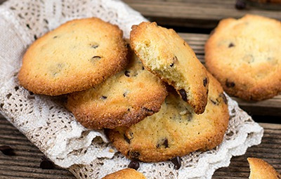 Crispy Almond Cookies with Chocolate
