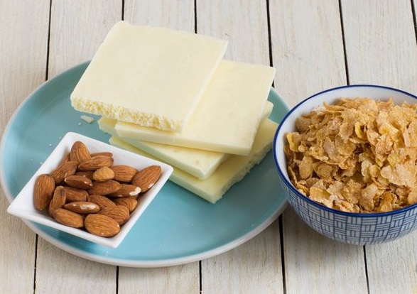 White Chocolate Candies with Cornflakes and Almonds step 1