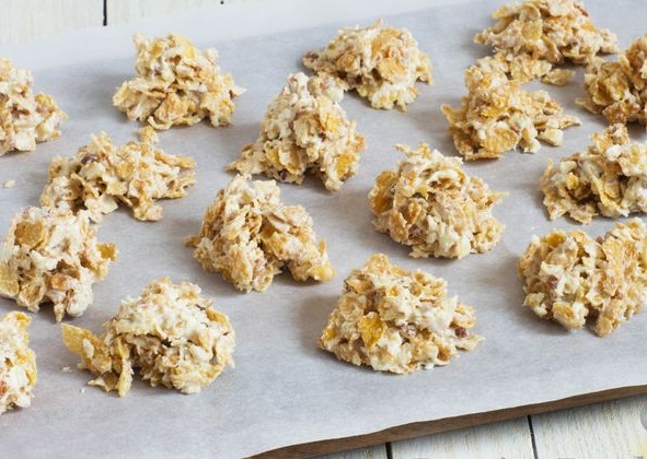 White Chocolate Candies with Cornflakes and Almonds step 6
