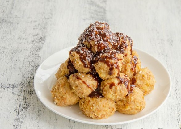 Sand Crumbs Balls with Custard Cream and Nuts step 15