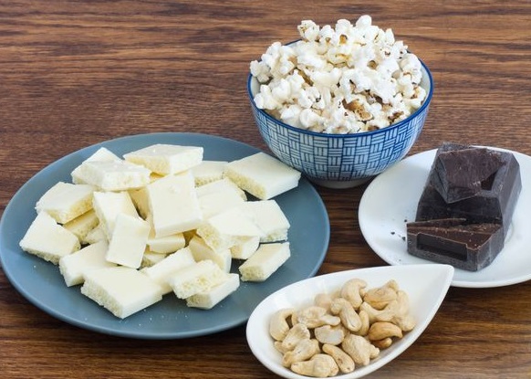 Popcorn and Cashew Chocolate Bars step 1