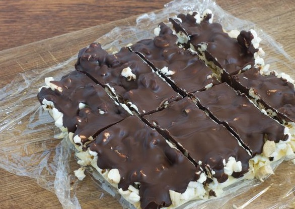 Popcorn and Cashew Chocolate Bars step 7