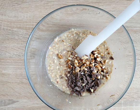 Oatmeal Banana Cake with Nuts, Chocolate and Cinnamon step 6