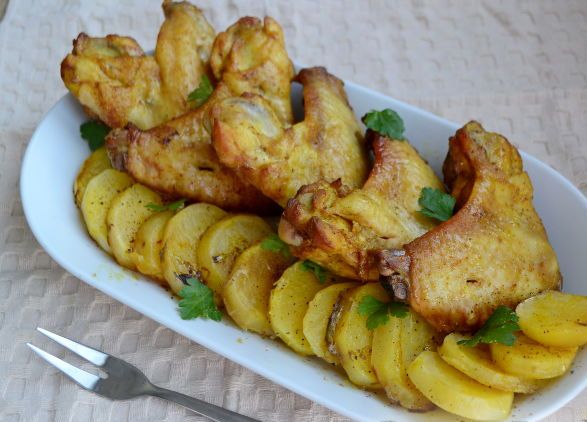Chicken Wings Baked with Potatoes