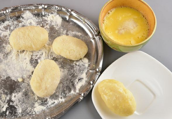 Fried Manniks Stuffed with Cottage Cheese step 3