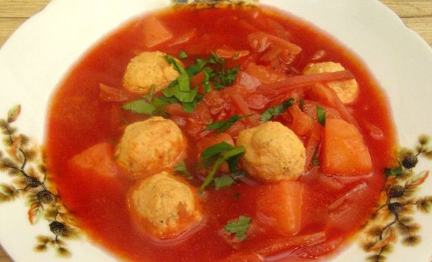 Red Borsch with Chicken Meatballs