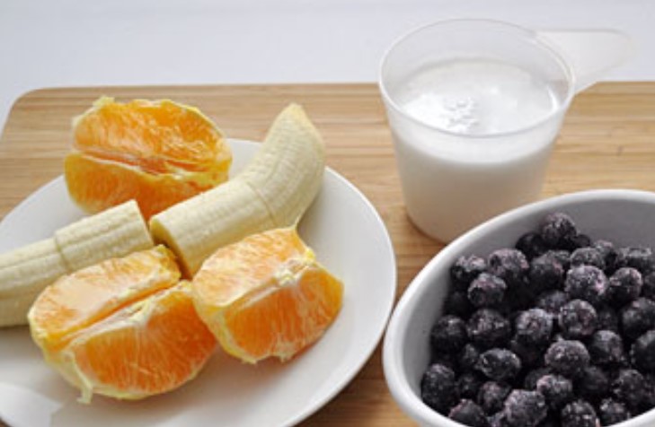Blueberry Smoothie with Banana and Coconut Milk step 1
