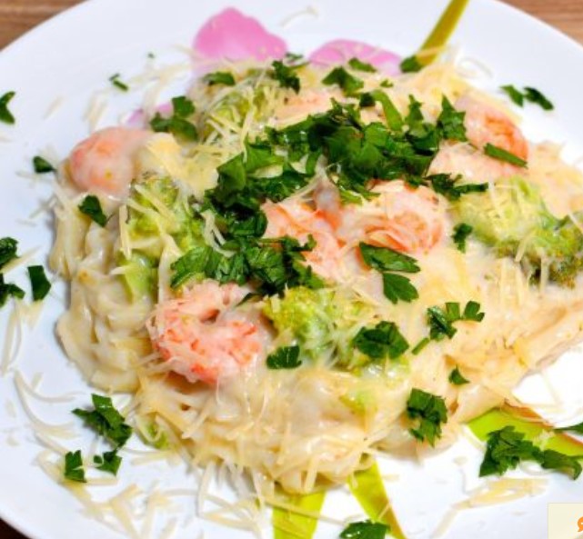 Pasta with Shrimps and Alfredo Sauce