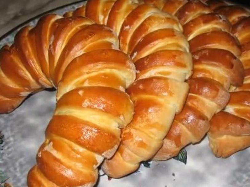 Yeast Roll with Poppy Seeds