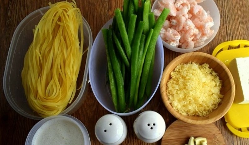 Alfredo Pasta with Green Beans step 1