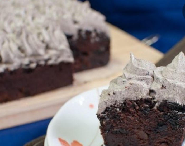 Chocolate Cake with Cookies
