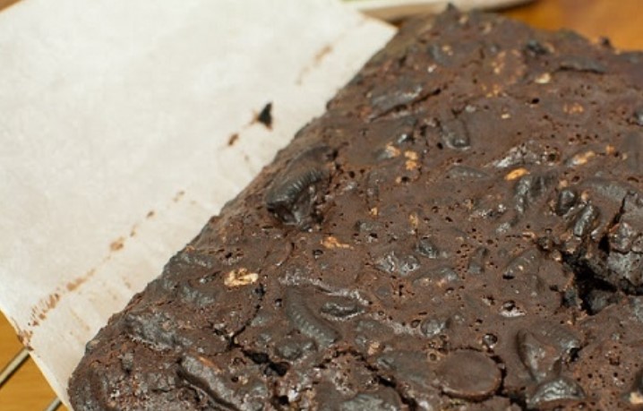 Chocolate Cake with Cookies step 13