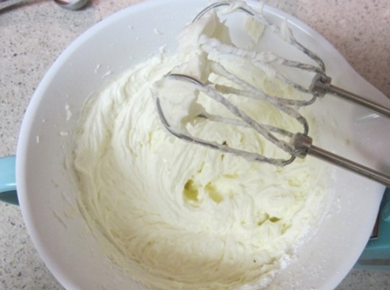 Chocolate Cake with White Cream step 4