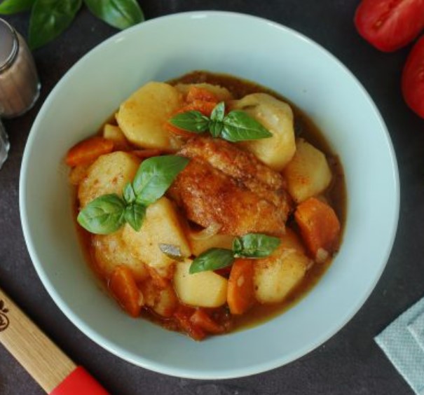 Roast with Chicken in a Cauldron
