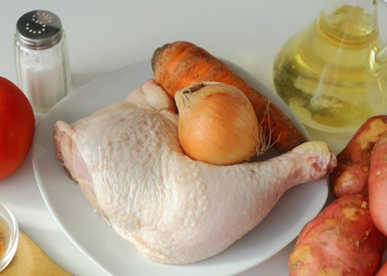 Roast with Chicken in a Cauldron step 1