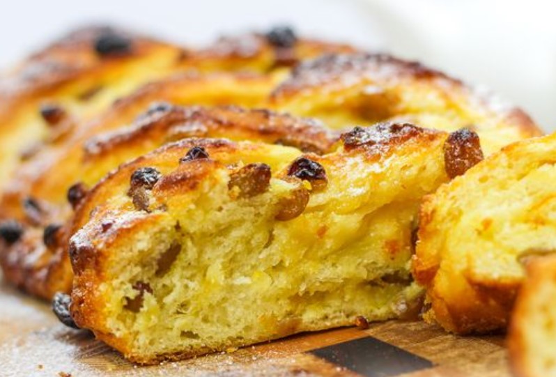 Curd Braid with Raisins and Jam