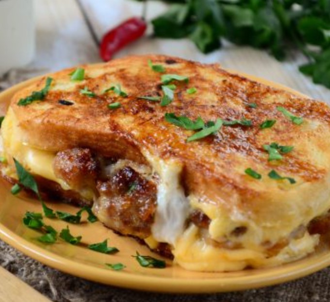 Cheeseburger in French Toast