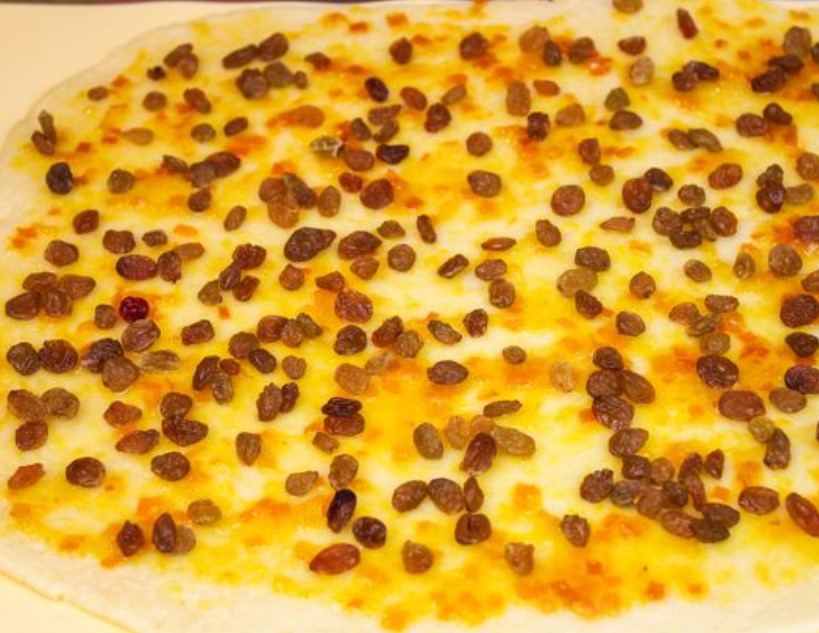 Curd Braid with Raisins and Jam step 4