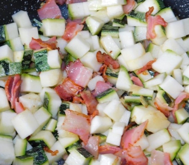 Fried Zucchini with Bacon in an Omelette step 2