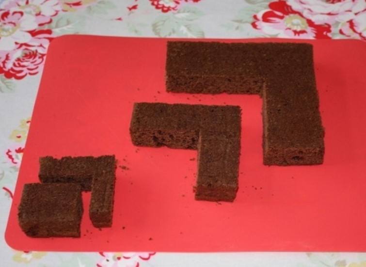 The cakes must be baked in advance so that they cool well