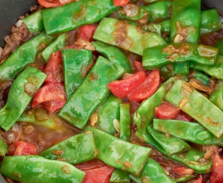 Green Beans Stewed with Tomatoes step 2