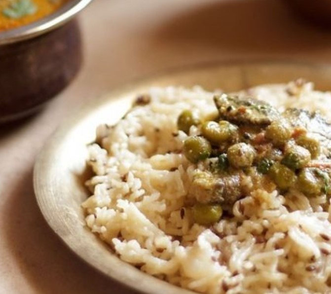 Curry with Rice, Peas and Mushrooms