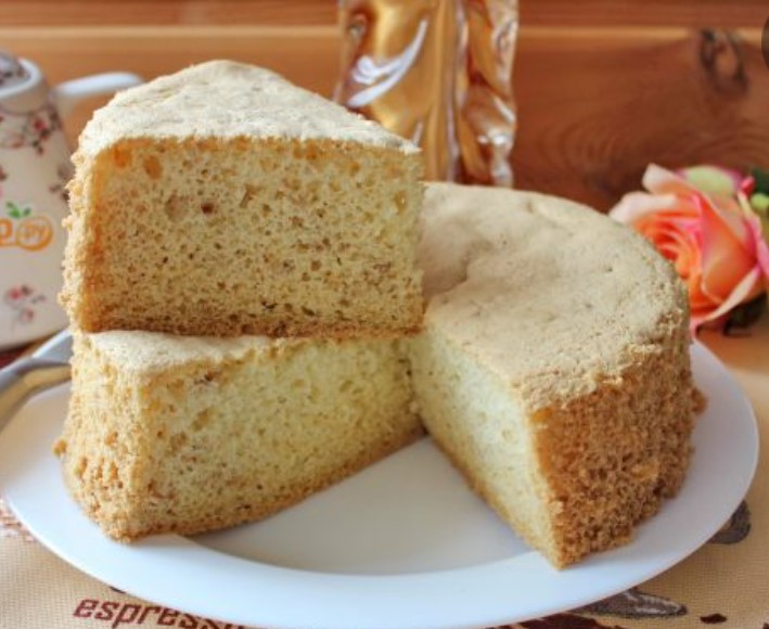 Sponge Cake with Peanuts