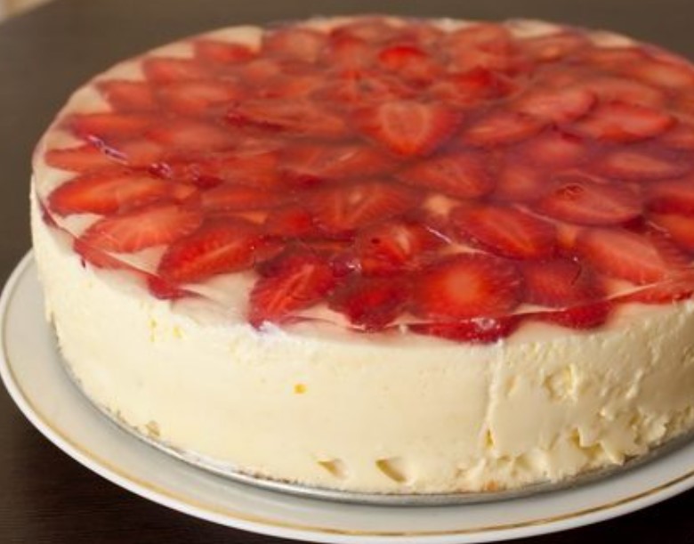 Sponge Cake with Strawberries