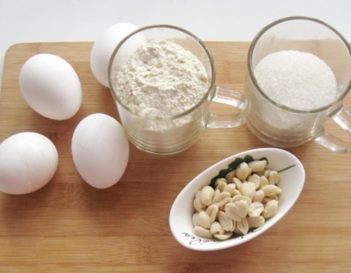 Sponge Cake with Peanuts step 1