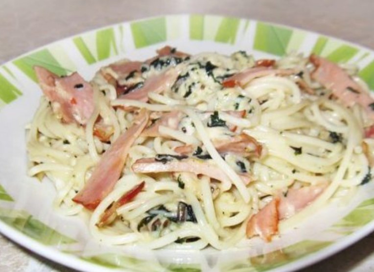 Spaghetti Carbonara with Creamy Sauce