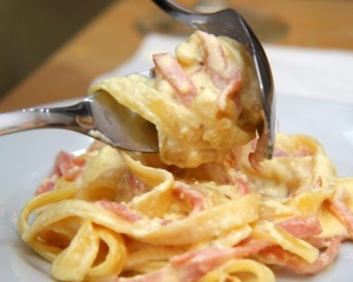 Spaghetti Carbonara with Bacon and Cream