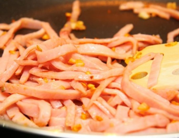 Spaghetti Carbonara with Bacon and Cream step 2