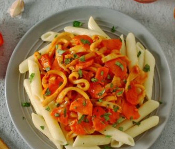 Pasta with Squid in Tomato Sauce