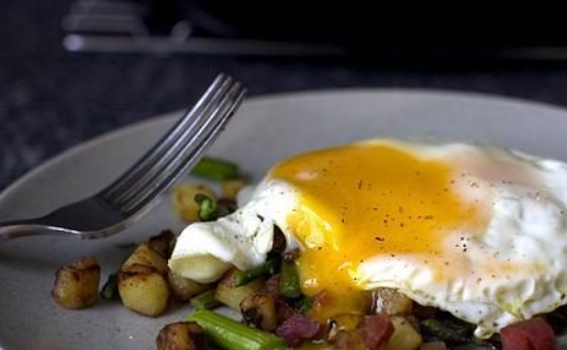 Fried Bacon with Potatoes and Asparagus