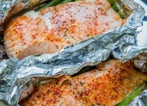 Salmon with Asparagus in Foil