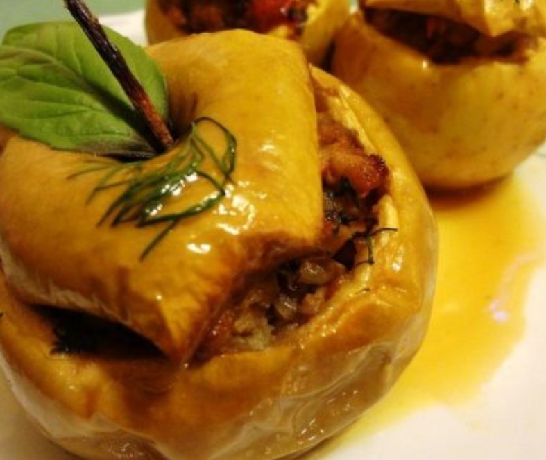 Apples Stuffed with Minced Meat
