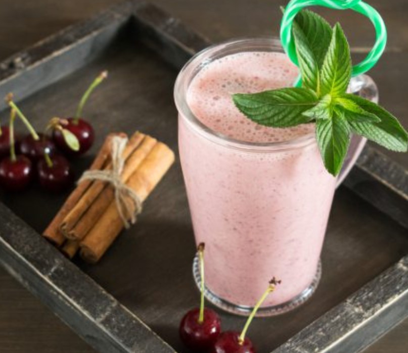 Smoothie with Cherries and Cinnamon