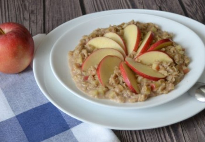 Oatmeal with Apple and Cinnamon