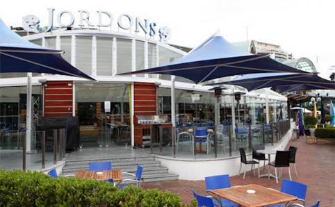 Restaurants on the water in the center of Sydney: