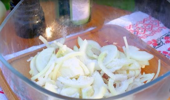 Tomato-Onion Marinade for Pork Barbecue step 1