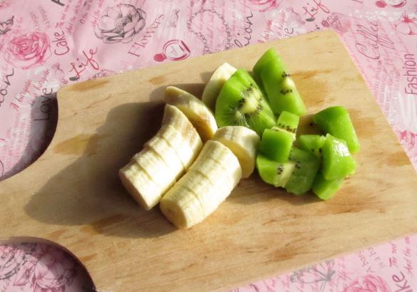Apple, Banana and Kiwi Winter Smoothie step 1
