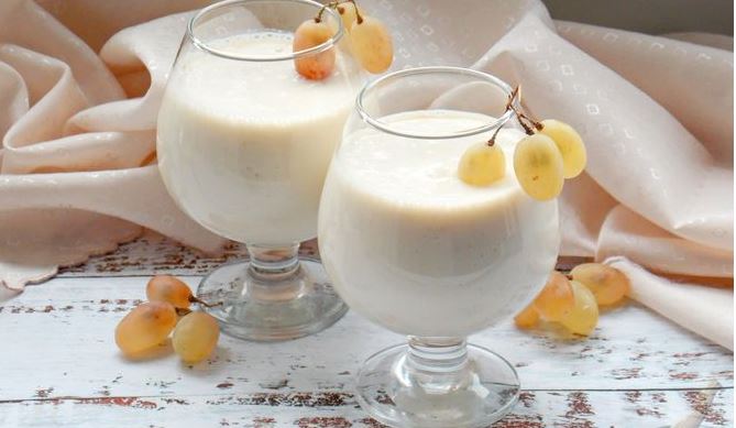 Apple-Banana Smoothie with Grapes