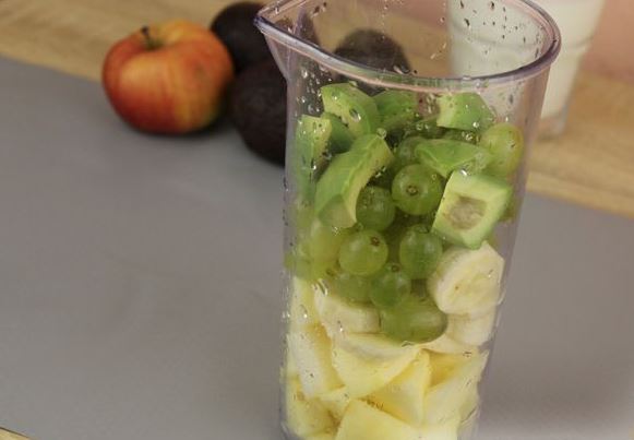 Avocado, Banana, Apple and Grape Smoothie step 2