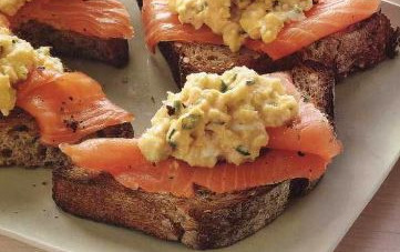 Croutons with Scrambled Eggs and Salmon
