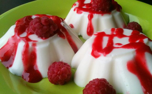 Cream of Sour Cream with Raspberry Jam (Fresh Raspberries)